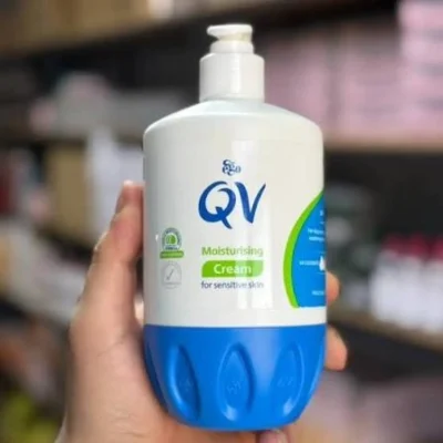 کرم مرطوب کننده QV پمپی بزرگ اصل مناسب پوست خشک و حساس