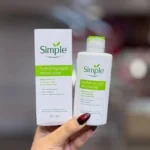 آبرسان و مرطوب کننده ضد آفتاب سیمپل Simple Protecting Light Moisturiser SPF 15